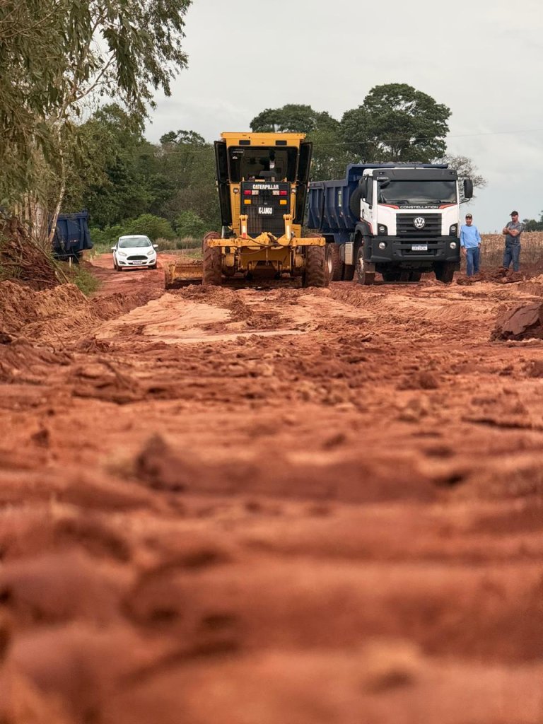 Prefeitura realiza manutenção e recuperação de estradas no município.
