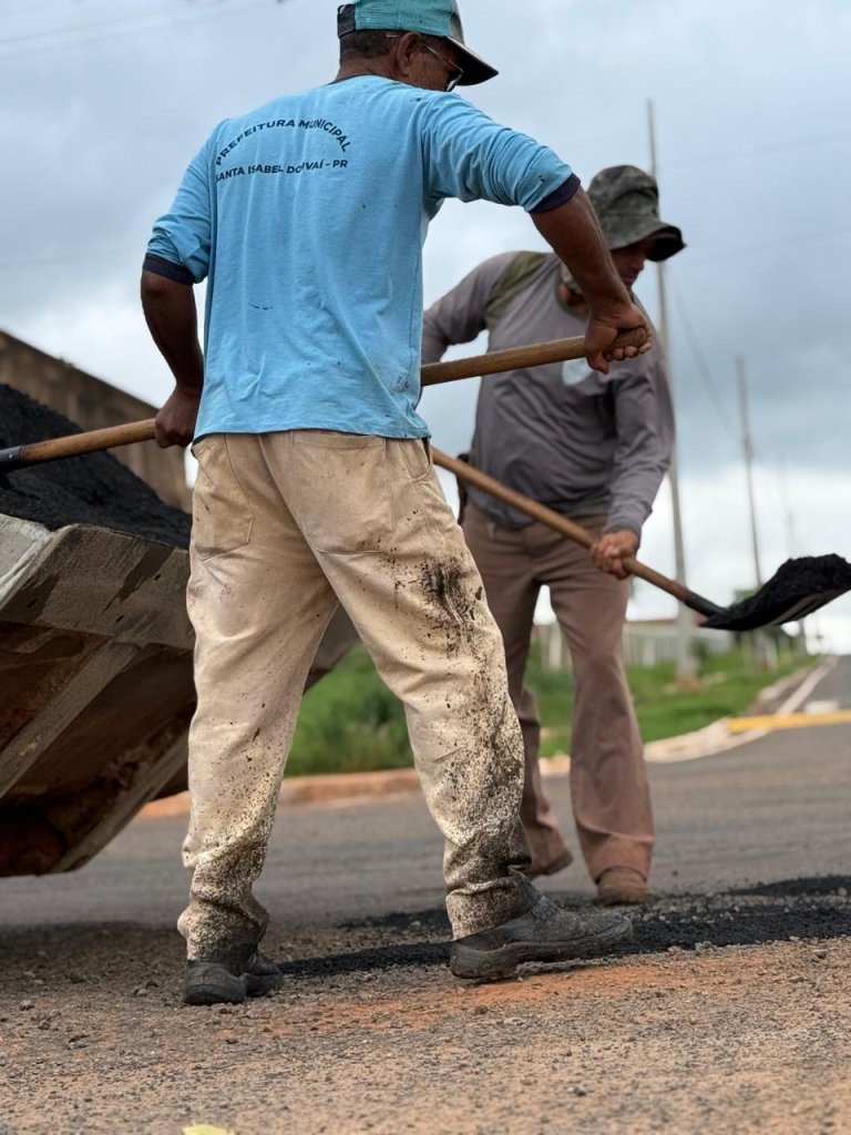 Pátio Municipal realiza manutenção nas vias urbanas de Santa Isabel do Ivaí.